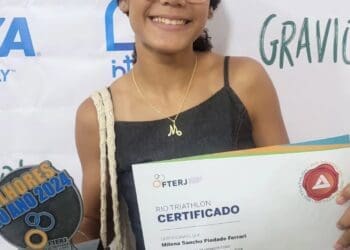 Aquatlo: Milena Ferrari e Miguel Oliveira, campeões estaduais de 2024, recebem prêmios da Federação de Triatlo do RJ