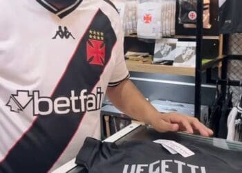 Esposa de Vegetti adquire camisa infantil personalizada do jogador em um shopping do Rio