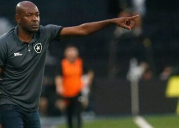Cláudio Caçapa está previsto para escalar o time titular do Botafogo neste domingo na partida contra o Vasco.