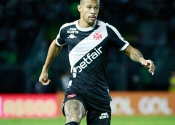 João Victor recebeu um cartão amarelo na partida contra o Botafogo, mas não estava suspenso por acúmulo de cartões.