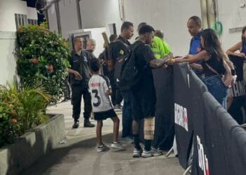 Tchê Tchê saiu de São Januário com a perna enfaixada e apresentando uma leve mancada.