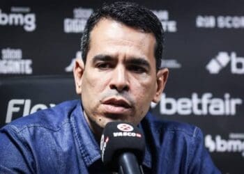 Vasco considera a possibilidade de contratar mais um zagueiro nesta janela de transferências.