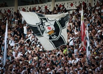 Vasco compartilha imagens da torcida em São Januário: ‘Sempre unidos’