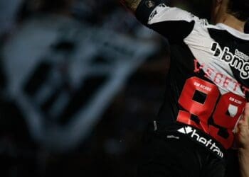 Vasco compartilha imagem da celebração de Vegetti após gol contra o Botafogo; veja aqui.