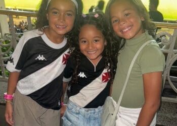 Filhas de Philippe Coutinho, Paulinho e Alex Teixeira foram ao jogo Vasco x Botafogo em São Januário.