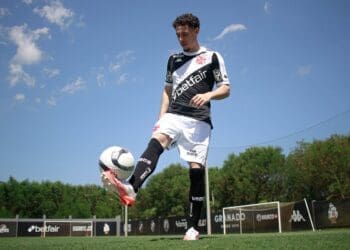 Veja imagens de Nuno Moreira vestindo a camisa do Vasco no CT Moacyr Barbosa.