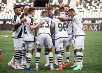 Marcelo Sant’Ana menciona o ‘interesse coletivo’ do Vasco ao utilizar o gramado sintético do Engenhão; Coutinho solicita o término dessa prática.