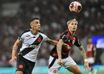 Pumita Rodríguez e Varela disputam bola em Flamengo x Vasco — Foto: André Durão