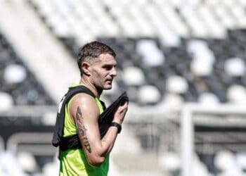 Vasco compartilha imagens do treino realizado nesta quarta-feira no Engenhão; confira.