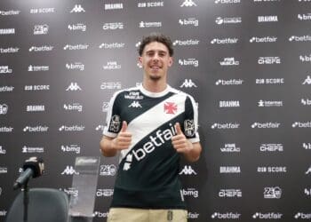 Vasco compartilha imagens de Nuno Moreira vestindo a camisa 17.