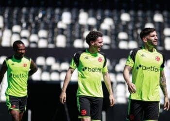 Foto exibe Loide Augusto, Nuno Moreira e Benjamín Garré durante o treinamento do Vasco; confira