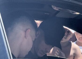 Jogadores do Vasco recebem carinho dos torcedores ao deixarem o Engenhão após o treinamento; confira as fotos.