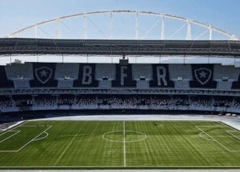Aproximadamente 12 mil bilhetes já foram comercializados para o confronto entre Vasco e Flamengo.
