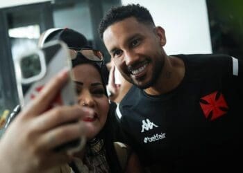 Sócios do Vasco receberam jogadores na chegada ao Engenhão; confira