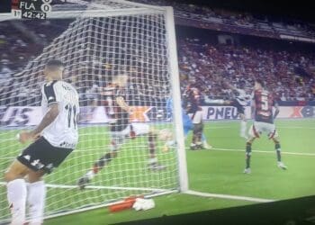 Zagueiro do Flamengo intercepta chute do Vasco em cima da linha; confira