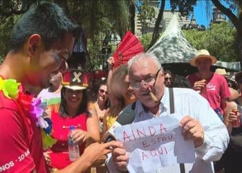 Folião se veste de Eurico Miranda em bloco carioca