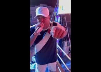 MC Darlan liderou o coro de Casaca durante bloco vascaíno em São João da Barra; confira o vídeo.