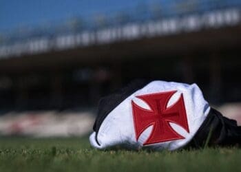 Confira a relação das pendências financeiras do Vasco com clubes brasileiros; Flamengo, Fluminense e Nova Iguaçu estão entre os credores.