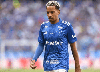 Alexandre Mattos descarta a possibilidade de uma troca entre Matheus Pereira e João Victor.