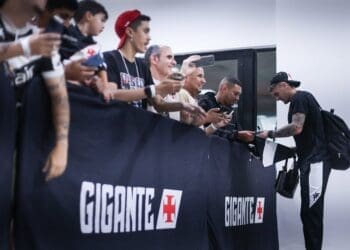 Sócios do Vasco receberam atletas na chegada ao Engenhão; confira as fotos