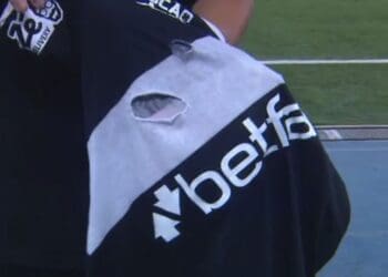 Zagueiro do Nova Iguaçu destroçou a camisa de Vegetti e gerou pênalti; confira