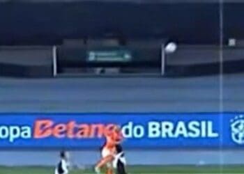 Confira como Nuno Moreira controlou a bola no início da jogada que resultou no 1º gol do Vasco.