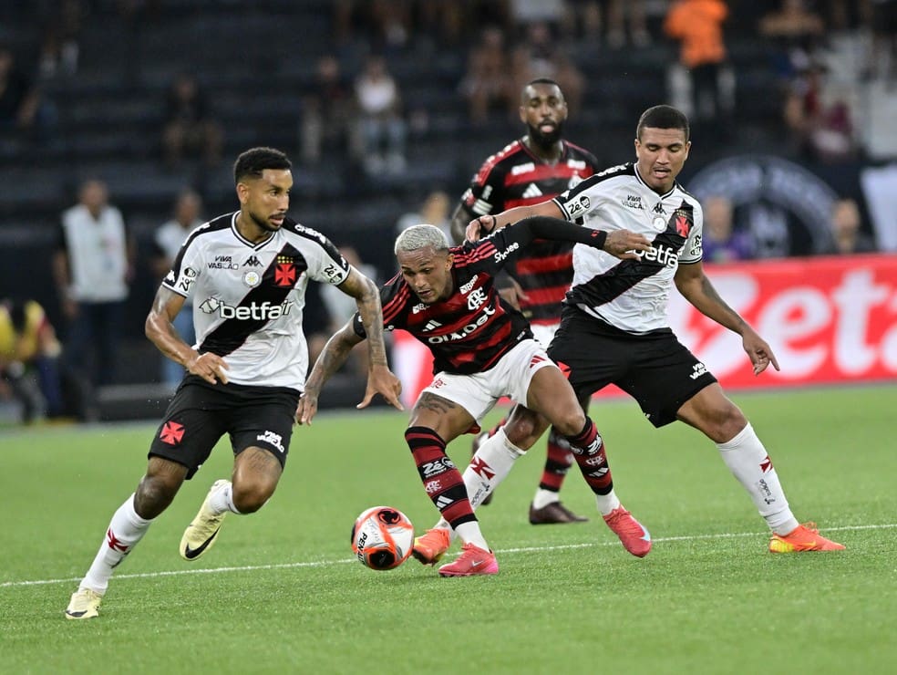 Jair e Mateus Carvalho em ação em Vasco x Flamengo — Foto: André Durão
