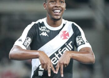 Veja as estatísticas de Rayan no começo da temporada 2025 vestindo a camisa do Vasco.