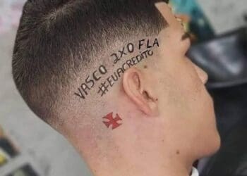 Vascaíno demonstra otimismo para a partida contra o Flamengo no novo corte de cabelo.