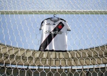 Vasco revela imagem do uniforme que será usado no duelo deste sábado contra o Flamengo; confira