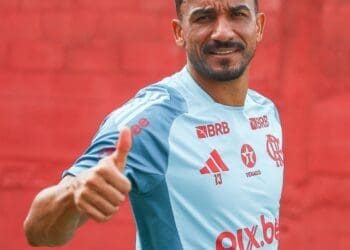 Danilo está fora do Flamengo neste sábado na partida contra o Vasco.