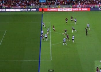 PC Oliveira afirma que a imagem do VAR é inconclusiva no gol de Bruno Henrique.