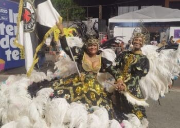Confira a imagem de Robson e Ana Paula, a primeira dupla a assumir os papéis de mestre-sala e porta-bandeira da escola de samba Força Jovem.