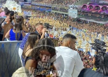Maxime Dominguez está presente no Sambódromo ao lado de Payet, assistindo ao Desfile das Campeãs.
