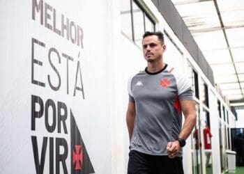 Ex-preparador físico do Vasco, Diego Pereira, atualmente no Corinthians, esperou um mês por uma decisão de Pedrinho para dar seguimento a sua permanência no clube.