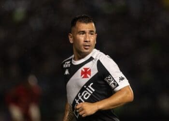 Observados por Carille no Campeonato Carioca, Souza, Jean David e Maxime Domínguez têm suas vagas no elenco do Vasco reduzidas.