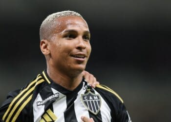 Especulado no Vasco, Deyverson chama atenção do Fortaleza