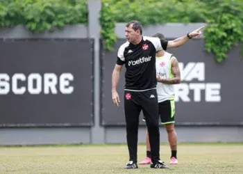 Carille experimentou uma formação para o ataque sem Vegetti, mas não a implementou no clássico contra o Flamengo.