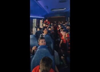 Vídeo apresenta jovens atletas da escolinha do Athletico-PR interpretando ‘A Barreira vai virar baile’; confira.