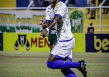 Além de Max, o zagueiro Eduardo Thuram e o volante Alexandre, ambos do Sampaio Corrêa, estariam sendo observados pelo Vasco.