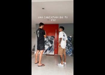 Artista vascaíno João Vitor realiza desenhos e os entrega a Léo Jardim; assista ao vídeo