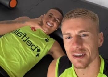 Mateus Carvalho celebra seu 23º aniversário e recebe a mensagem de ‘parabéns, bandido’ de Maxime Dominguez nas redes sociais.