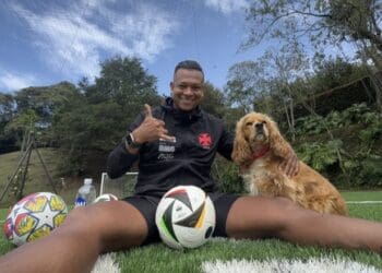 Fredy Guarín compartilha imagem vestindo jaqueta do Vasco; confira