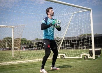 Contrato de Léo Jardim inclui uma cláusula que possibilita ao Vasco a renovação automática até o final de 2026.