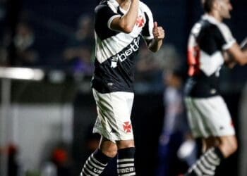 Adson estará presente no jogo-treino do Vasco neste sábado, segundo informações de Fábio Carille.