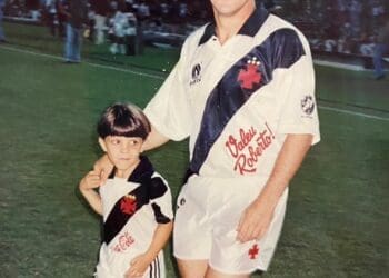 Veja imagens de Zico usando a camisa do Vasco.