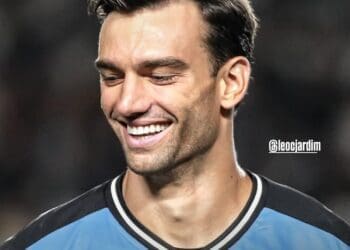 Vasco celebra o aniversário de Léo Jardim.