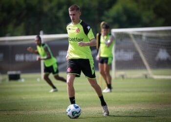 Maxime Dominguez permanece nas perspectivas do Vasco para 2025.