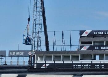 Fotos revelam a atualização dos refletores em São Januário; confira