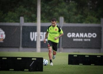 Vasco enfrentará 9 partidas e realizará 4 viagens no mês de abril.